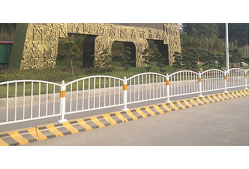 髙速公路側(cè)防護(hù)欄和中央道路護(hù)欄的較大功效是啥？